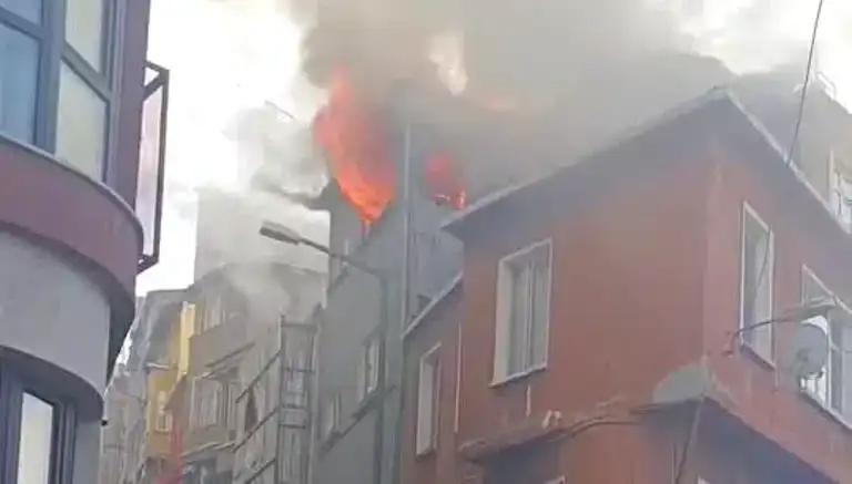 Beyoğlu'nda Bina Yangını: İtfaiye Müdahale Ediyor
